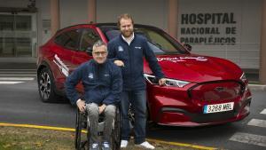 Iván Díaz y Francisco Gutiérrez con el Ford Mustang Mach-E