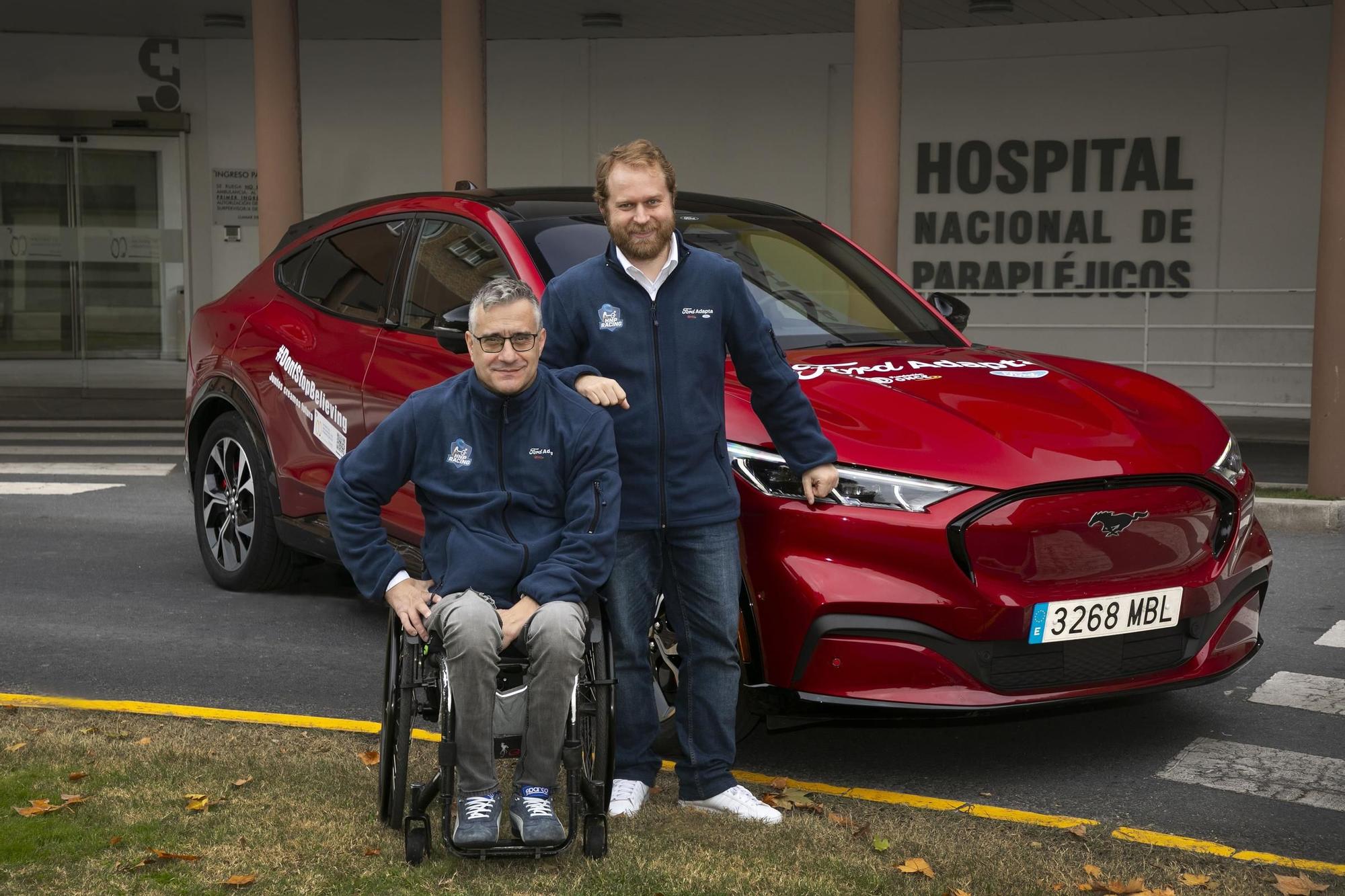Iván Díaz y Francisco Gutiérrez con el Ford Mustang Mach-E