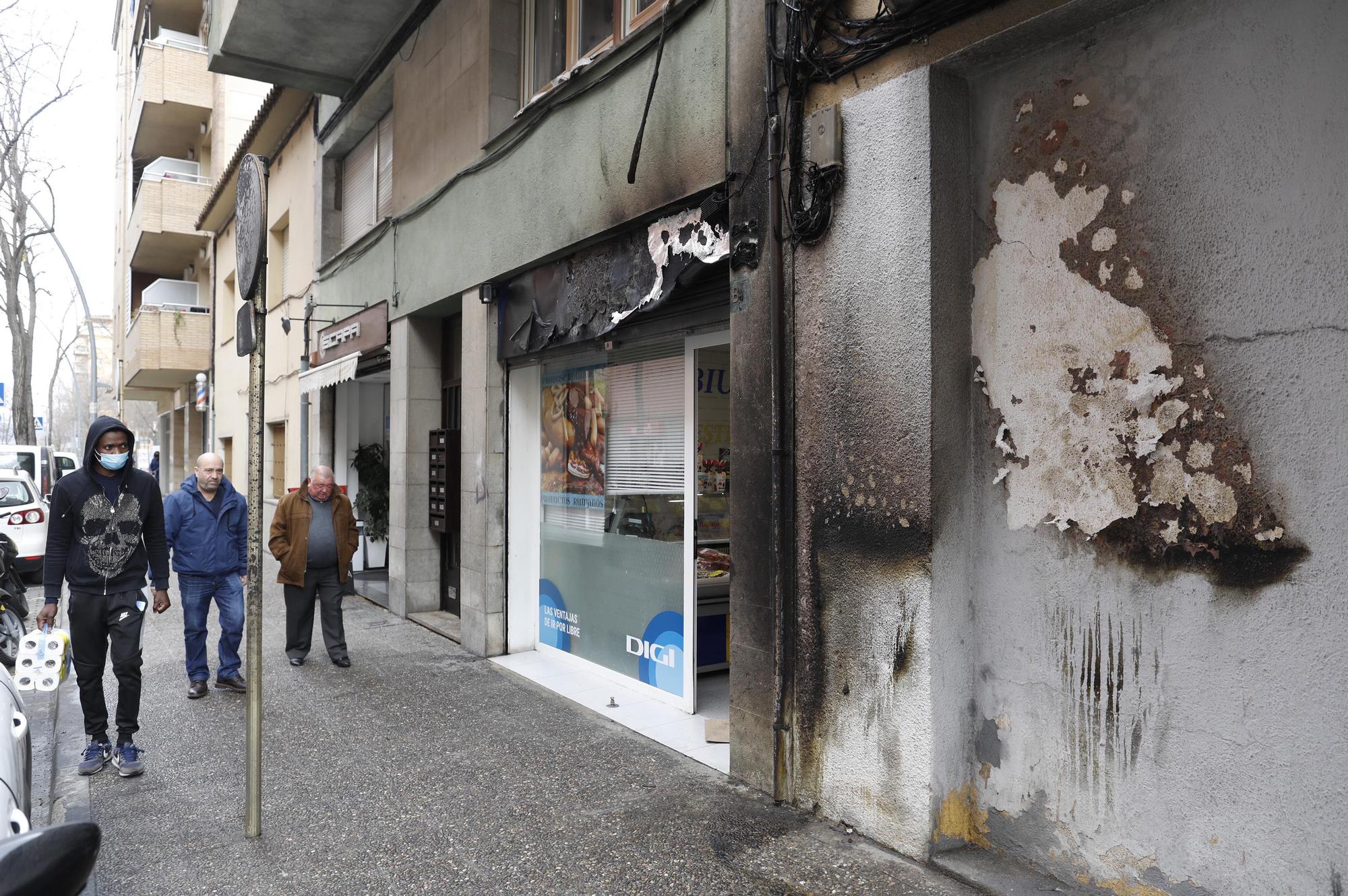 Un incendi de contenidors a Girona acaba afectant tres motos i tendals de botigues