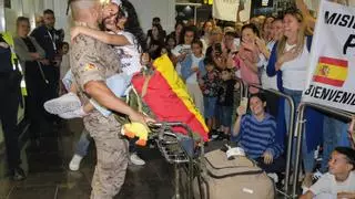 Besos, abrazos y lágrimas en el aeropuerto para los soldados del Ejército de Tierra desplazados a Irak que regresaron este jueves a casa