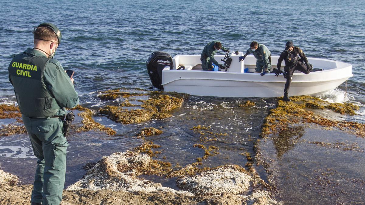 Interceptan a 12 inmigrantes tras llegar en una patera al Cabo de las Huertas