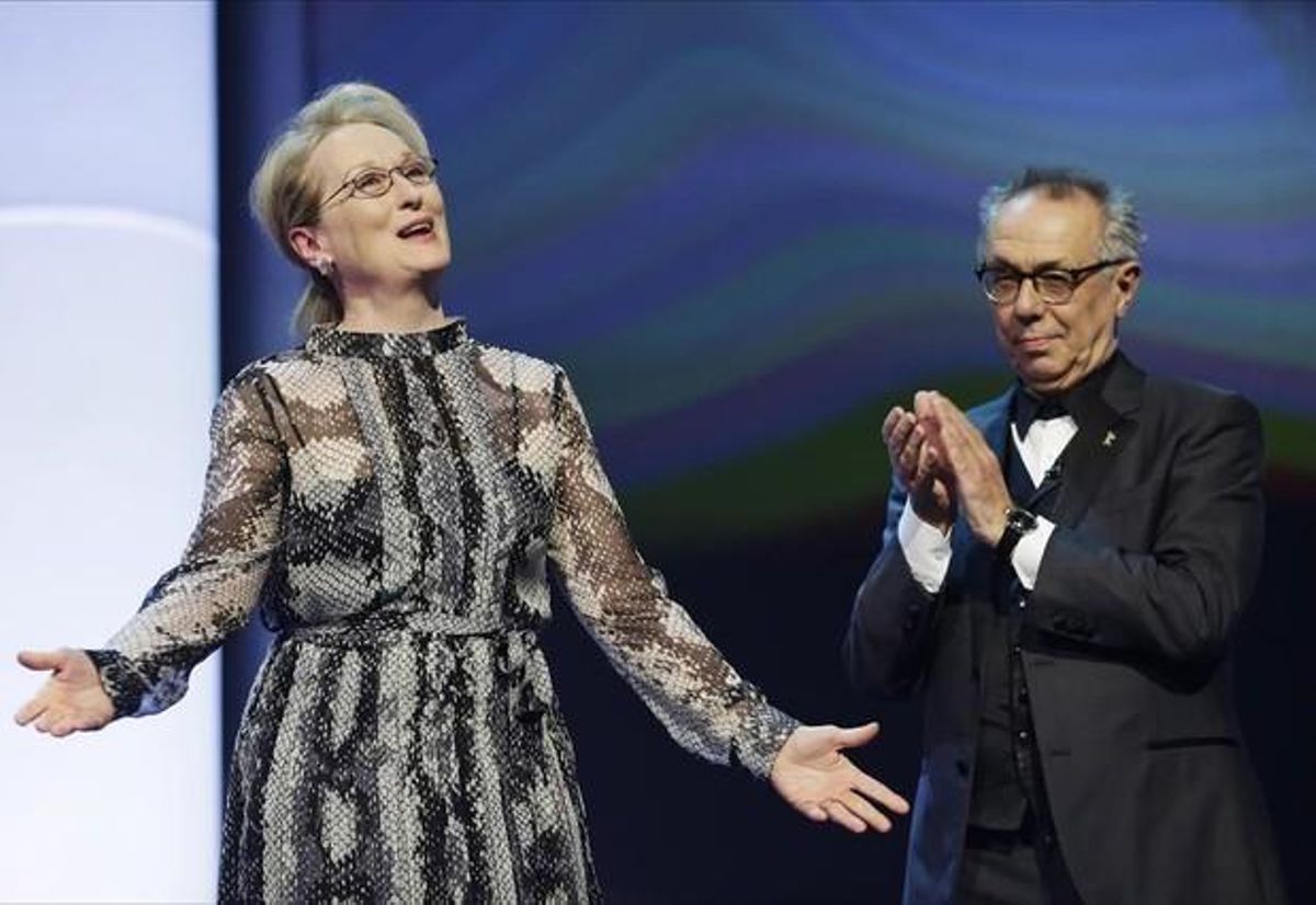 La actriz Meryl Streep, es aplaudida por el director del festival, Dieter Kosslick, durante la apertura del Festival de Cine de Berlin.