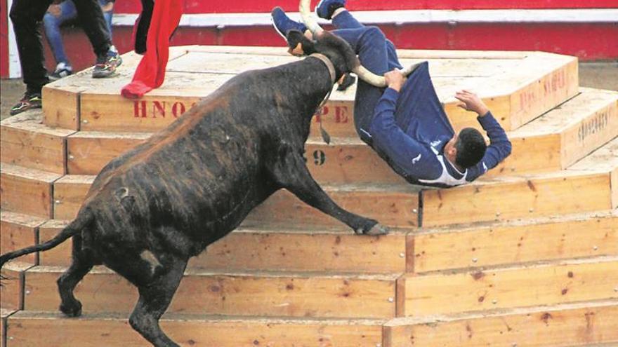 La lluvia no puede con la tarde taurina de la Pascua de Onda