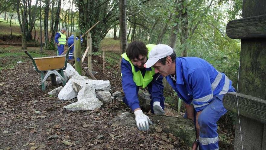 Trabajos acometidos a finales de 2015 por la brigada de obras en el Paseo do Pontiñas. // Bernabé/Gutier