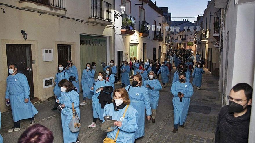 Decenas de vecinos de Alozaina se echaron a la calle para reivindicar sus puestos de trabajo. | JOSEMI SEPÚLVEDA