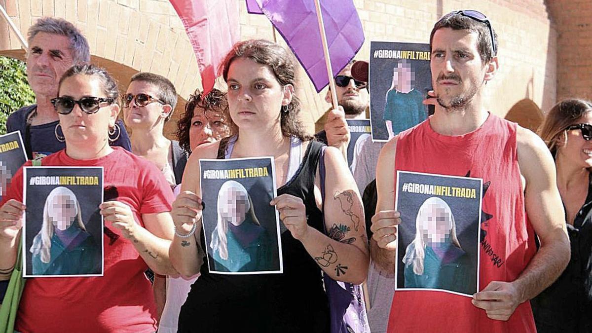 Protesta en Girona tras revelarse la identidad de una policía mallorquina infiltrada en movimientos sociales de la ciudad.