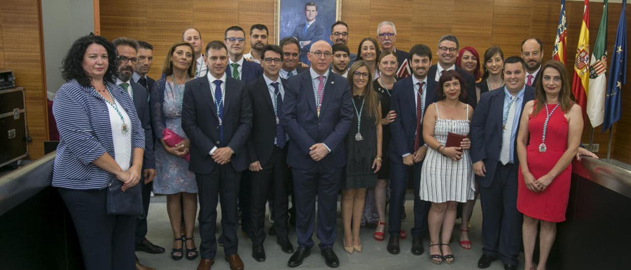 Los concejales del Ayuntamiento, que todavía no han podido comenzar a trabajar, durante la toma de posesión.