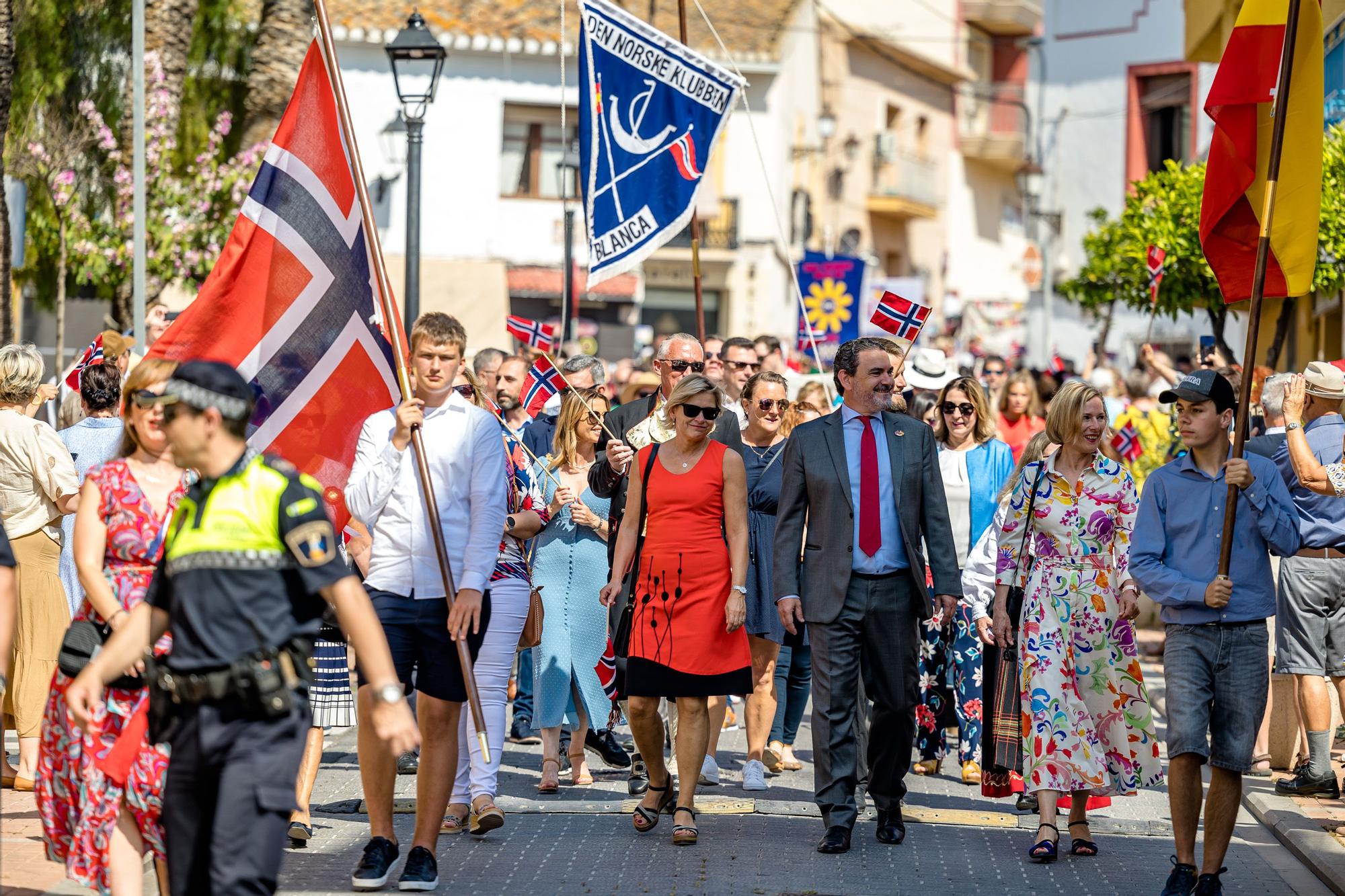 Banderas, desfiles, música, trajes regionales y un sol de justicia. L'Alfàs del Pi ha vuelto a ser este martes una "pequeña" Noruega con la celebración día oficial del país.