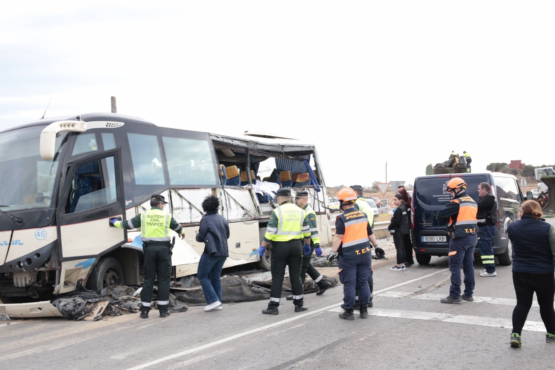 Las imágenes del accidente en el que una mujer ha fallecido y otros 13 han resultado heridos en Lorca