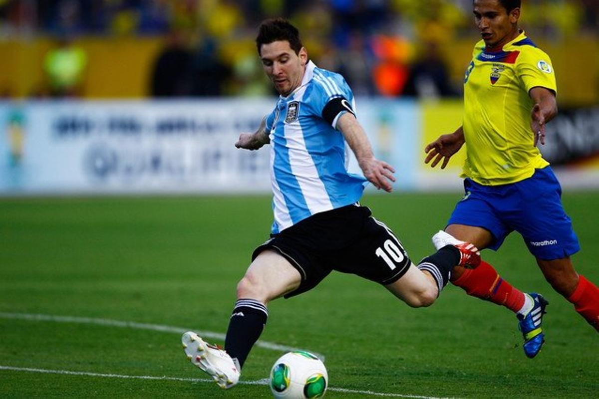 Messi disputa una pilota amb Saritama, a Quito. Messi disputa una pilota amb Saritama, a Quito.