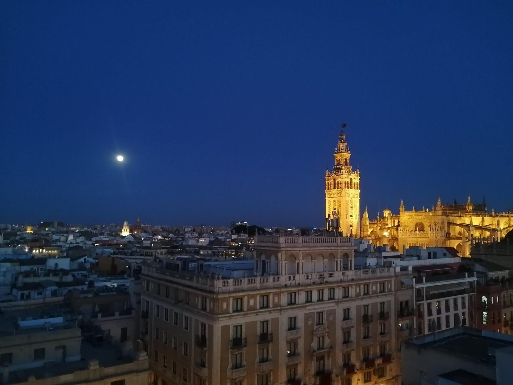 La Giralda sobre el cielo de Sevilla