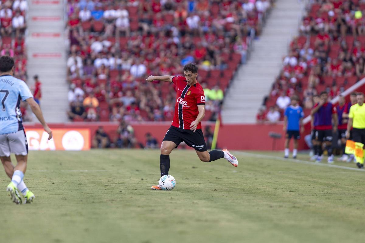 Kumbulla realiza un centro.
