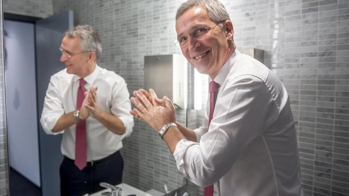 El secretario general de la OTAN, Jens Stoltenberg, se lava las manos como medida de precaución por el coronavirus.