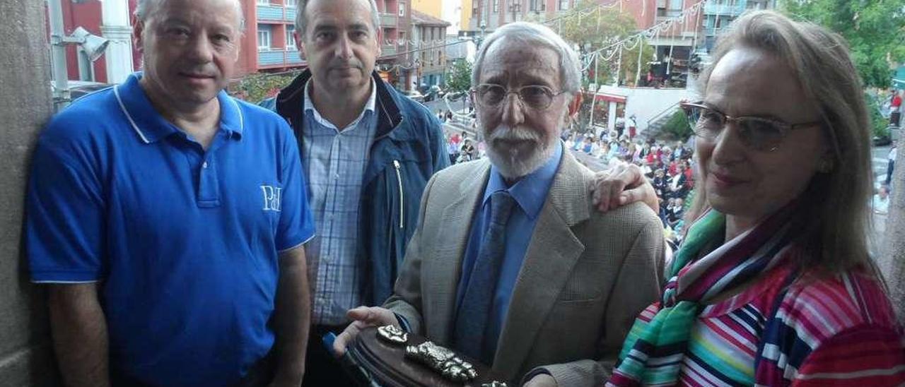 Alfredo Menéndez posa junto a la escultura &quot;Esperanza caminando&quot;, delante del teatro Campoamor de Oviedo, ciudad en la que reside.