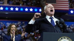 Tim Walz, con Kamala Harris en segundo plano, en un acto del Partido Demócrata de Estados Unidos.