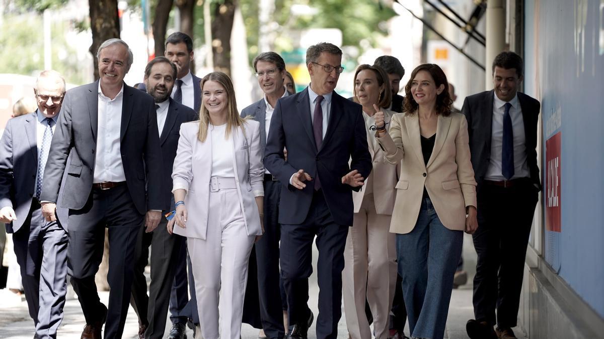 Feijóo, con los líderes autonómicos del PP, entre ellos Diego Canga a la derecha del todo.