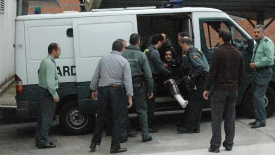 Prisión para el hombre que hirió con un hacha a un guardia civil en Porriño