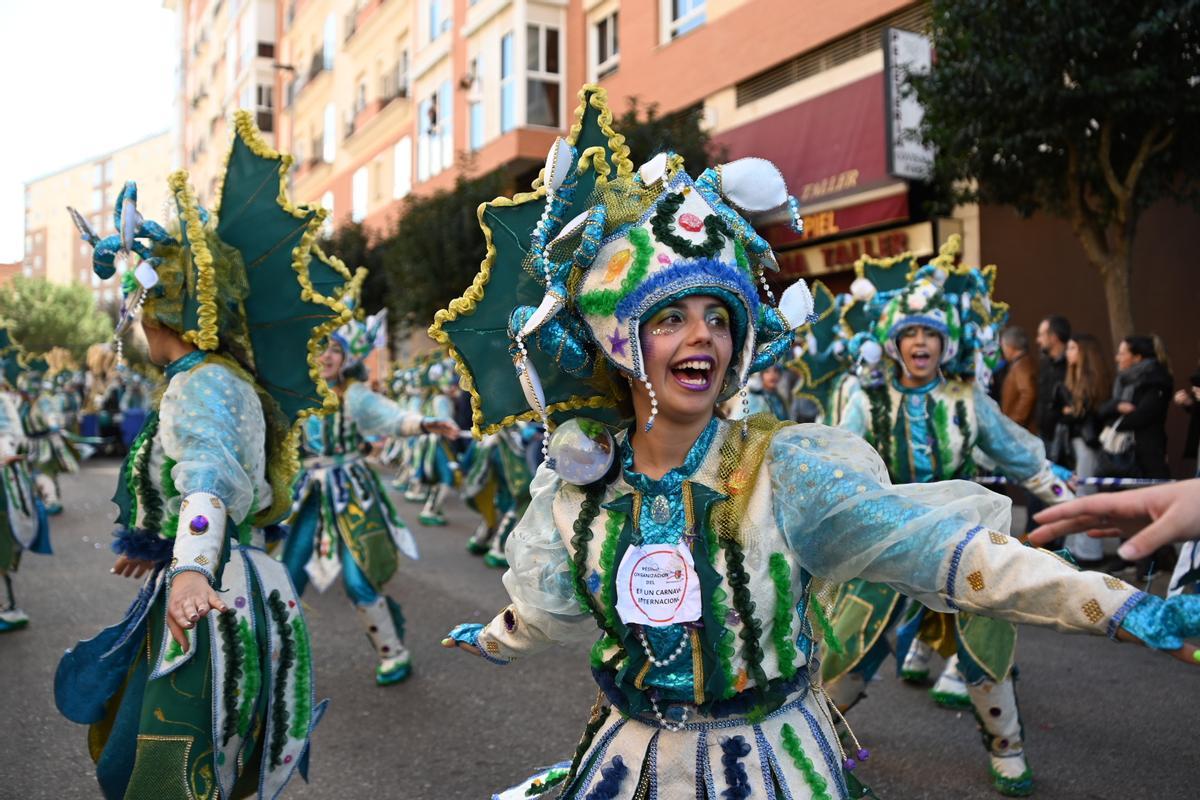 Los desfiles del Carnaval de Badajoz se caracterizan por su color y buen ambiente.