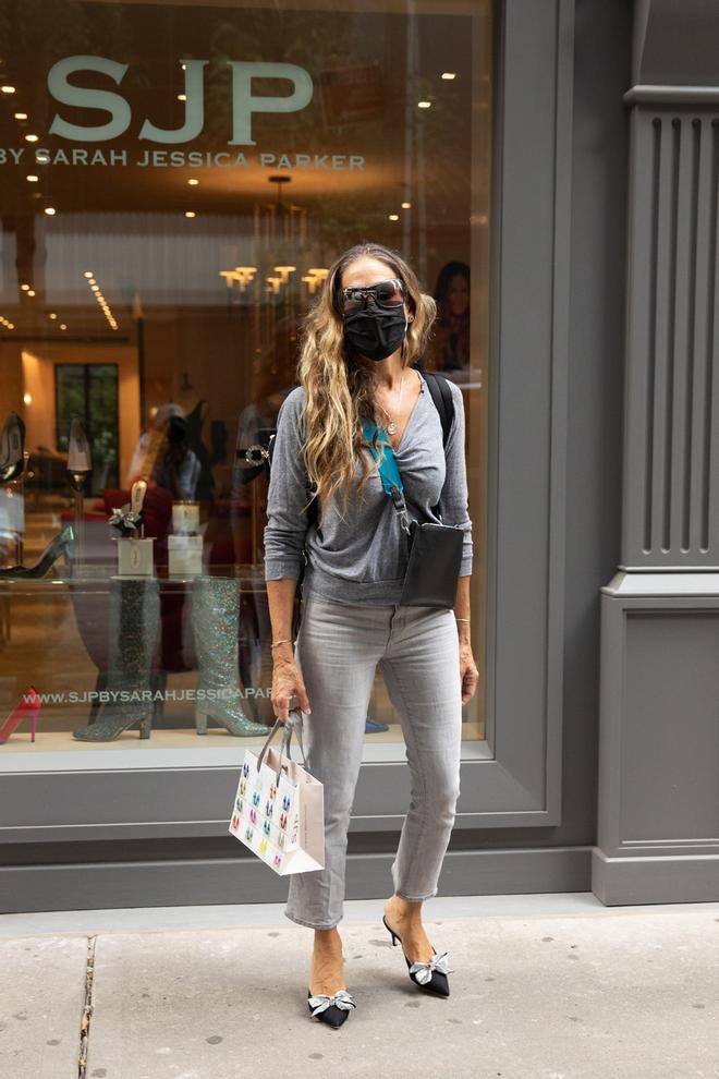 Sarah Jessica Parker con look en gris y zapatos joya