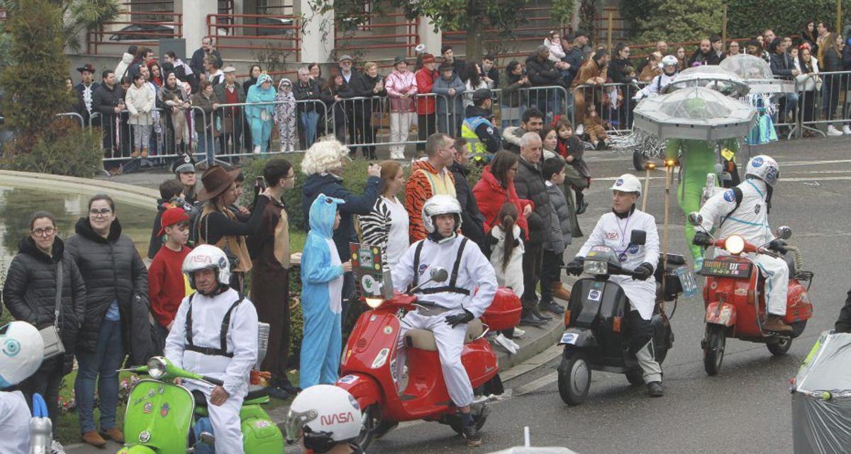 Los moteros de la Vespa también asistieron al desfile. | IÑAKI OSORIO