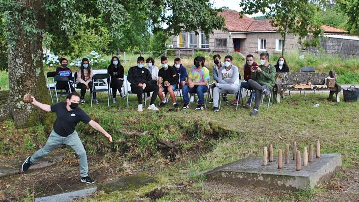 Un jugador se dispone a tirar la bola en una competición de bolos celtas en Amoedo.   | // MIGUEL MÍGUEZ