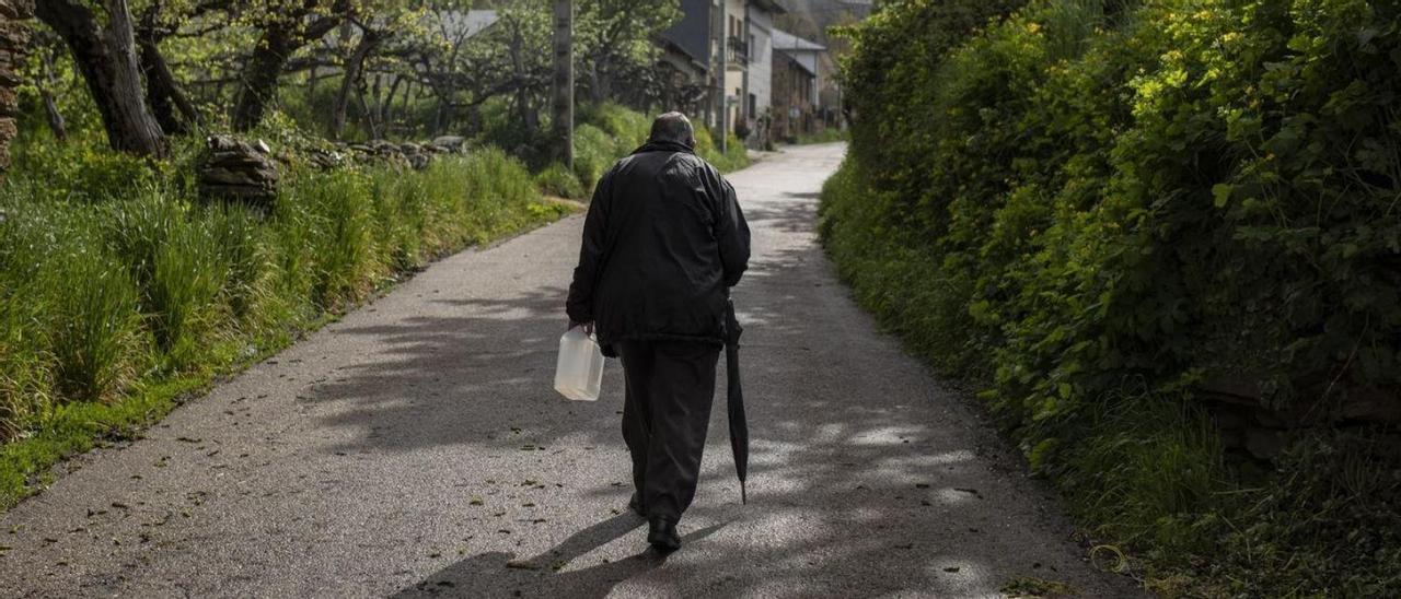 Un hombre camina por un pueblo de Zamora. |