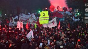 Miles de personas se manifiestan contra el plan de reforma de las pensiones del Gobierno francés en la 43° jornada de protestas.