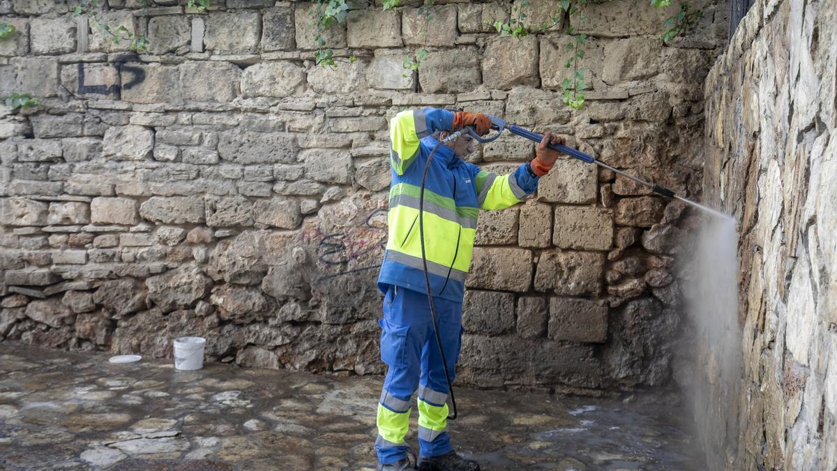 Así eliminan las pintadas vandálicas los operarios de Emaya