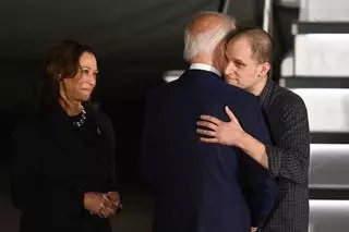 Biden y Harris reciben a los presos liberados en el intercambio con Rusia
