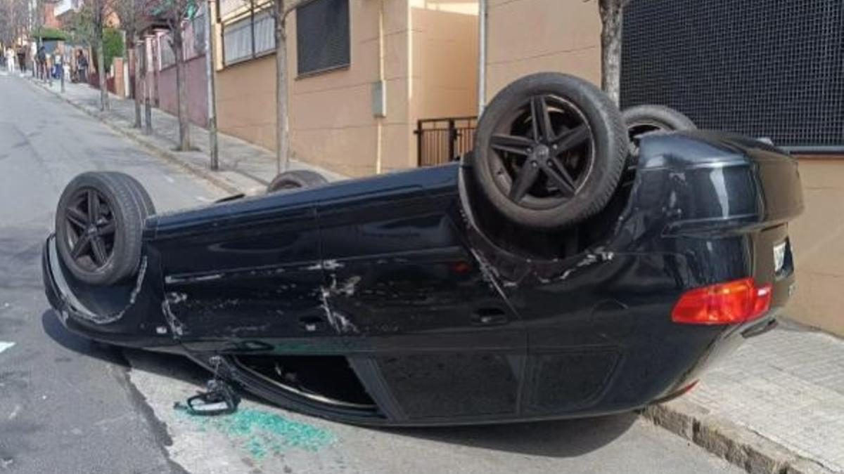 Vehículo volcado por el conductor detenido en Santa Coloma de Gramenet.