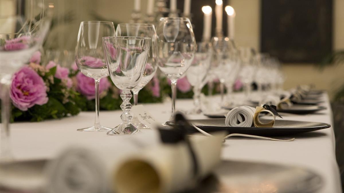 Mesa de un restaurante preparada para un banquete.