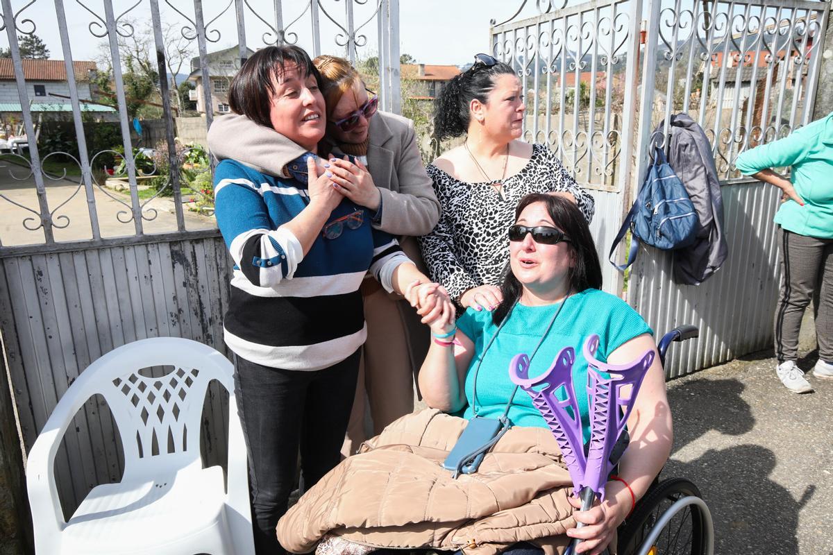 La mujer desahuciada, junto a unas vecinas