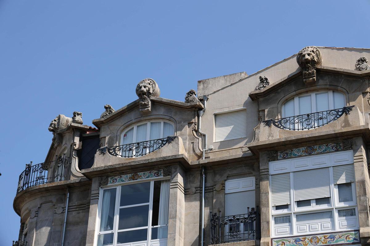 Detalle del bajo cubierta de la casa para Saturnino García en la plaza de Compostela.
