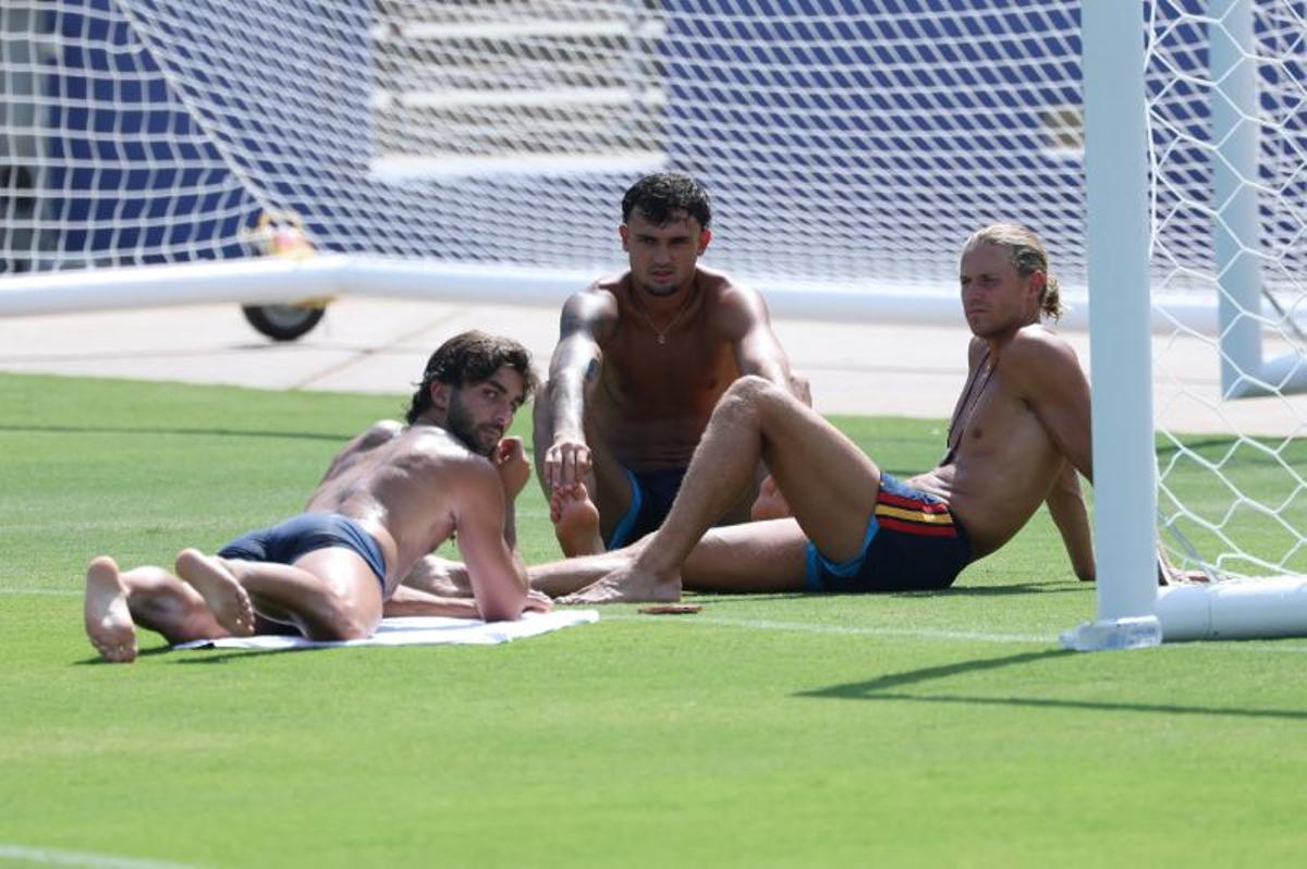 Ferran Torres, Marc Pubill y Marcos Llorente tomando el sol en un entrenamiento del Mundial