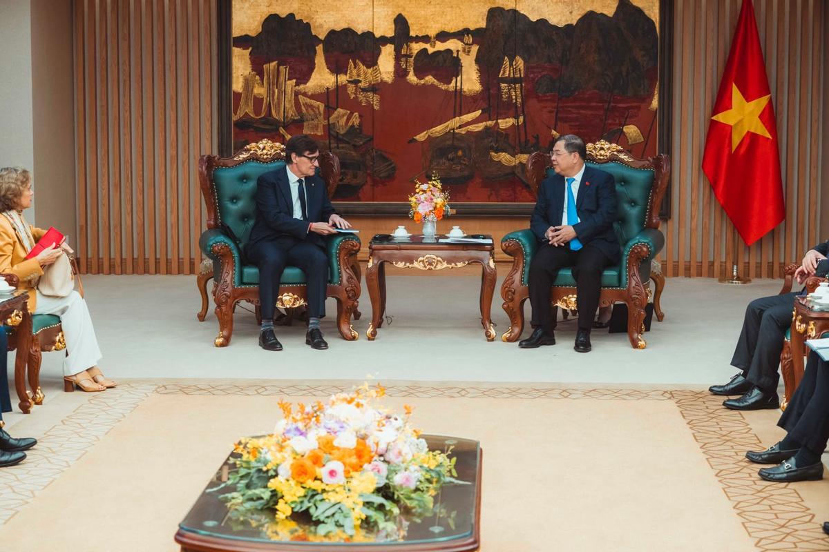 El president de la Generalitat, Salvador Illa, durante su reunión con el viceprimer ministro de Vietnam, Pham Gia Tuc.