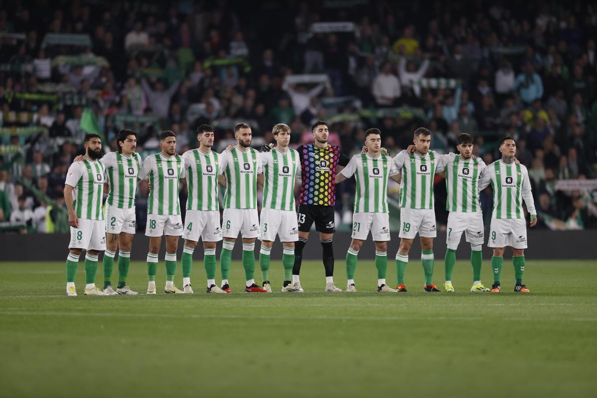 Los jugadores del Betis guardan un minuto de silencio por el padre de Joaquín y a los dos guardias civiles asesinados en Barbate.