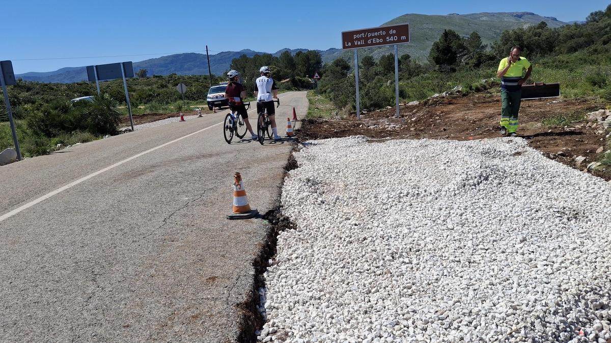Los operarios de la Diputación han creado espacios para evitar que los ciclistas se paren en la calzada