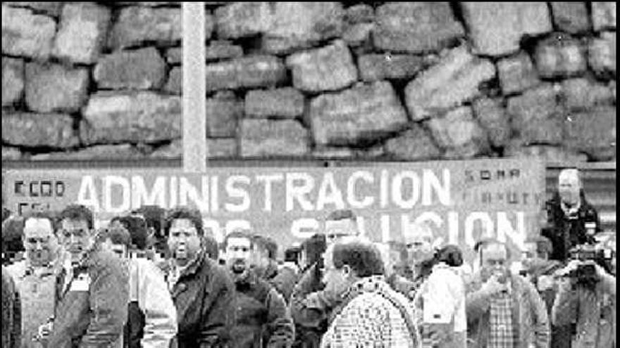 Trabajadores de Mina La Camocha, durante su protesta de ayer en Aboño.