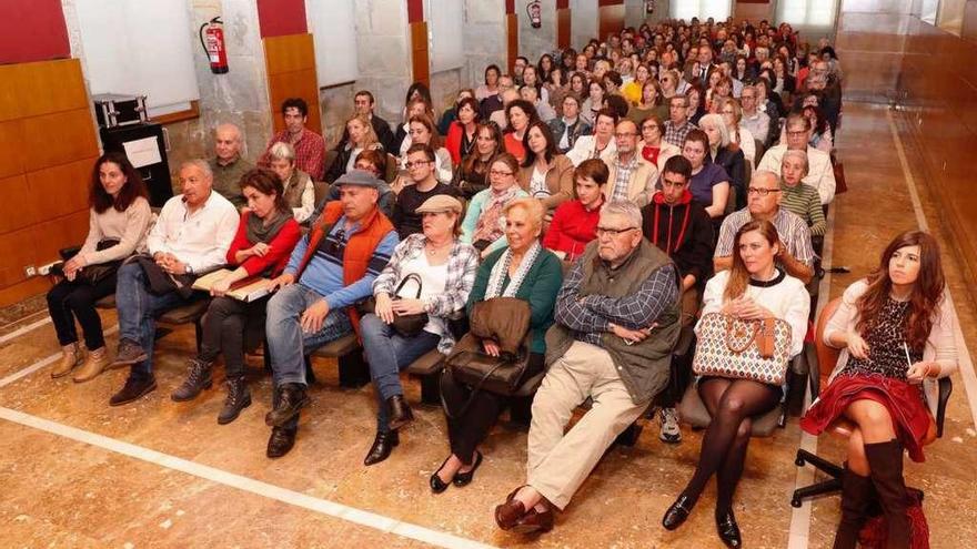 Público que abarrotaba ayer el Auditorio Municipal do Areal. // José Lores