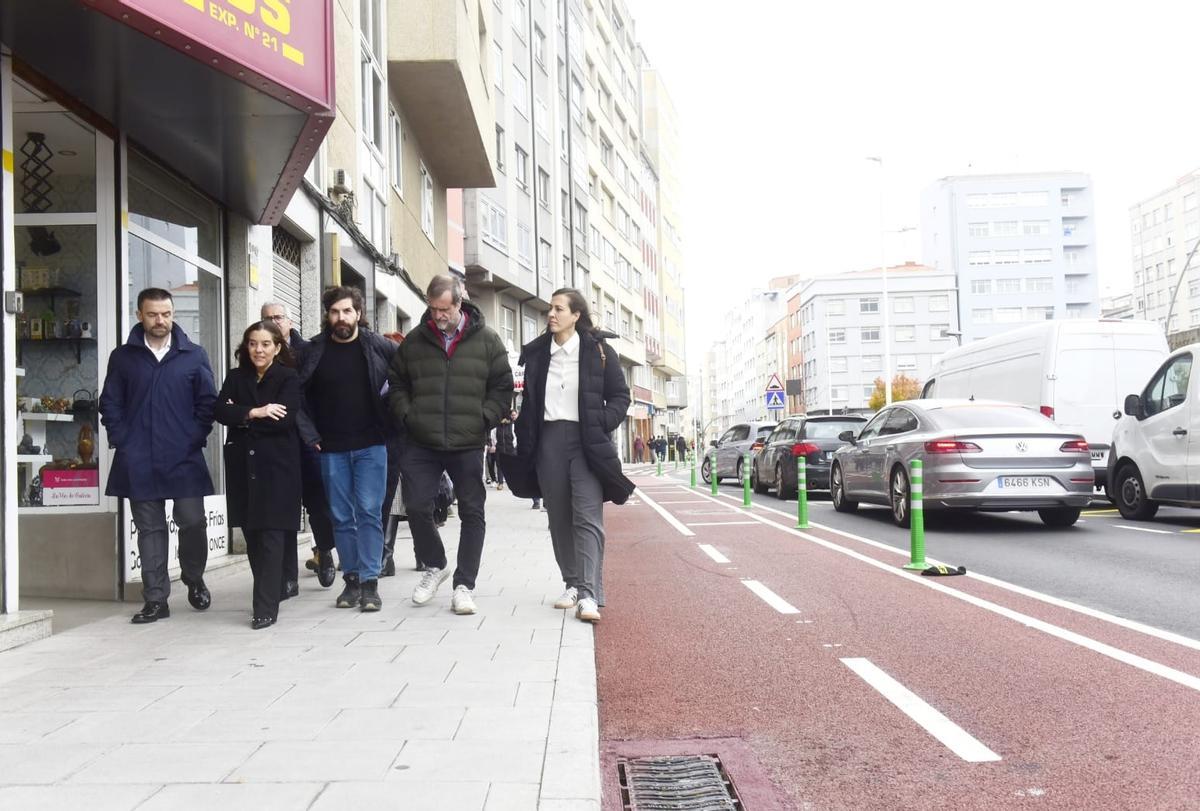 Inés Rey y Noemí Díaz pasean con vecinos de la zona junto al carril bici