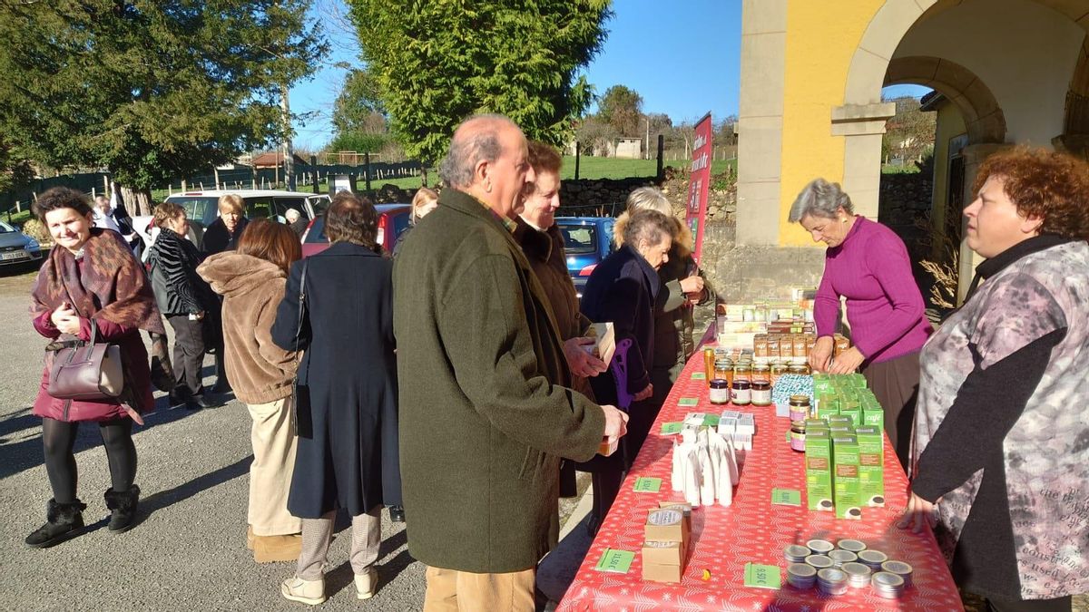 Asistentes al mercadillo de Lieres.