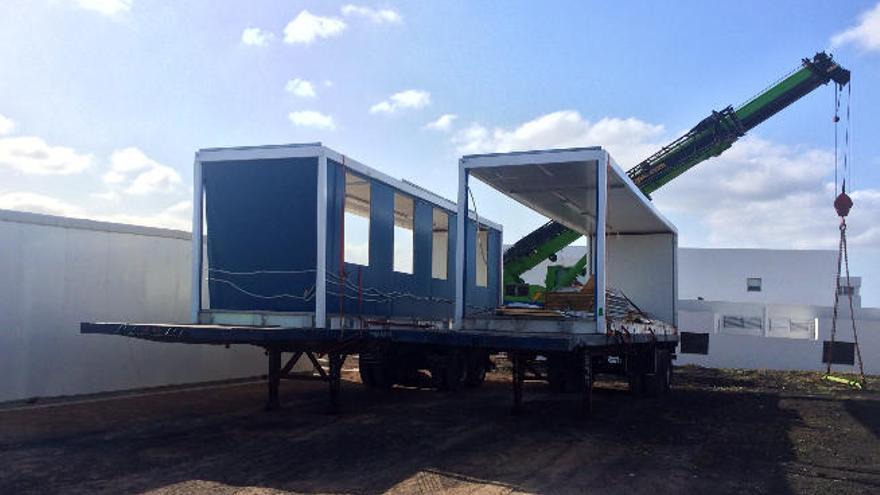 Instalación de nuevas aulas modulares en el colegio La Destila