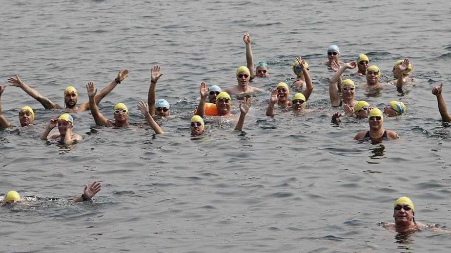 Los participantes, ya en el agua, antes de inciar la prueba.