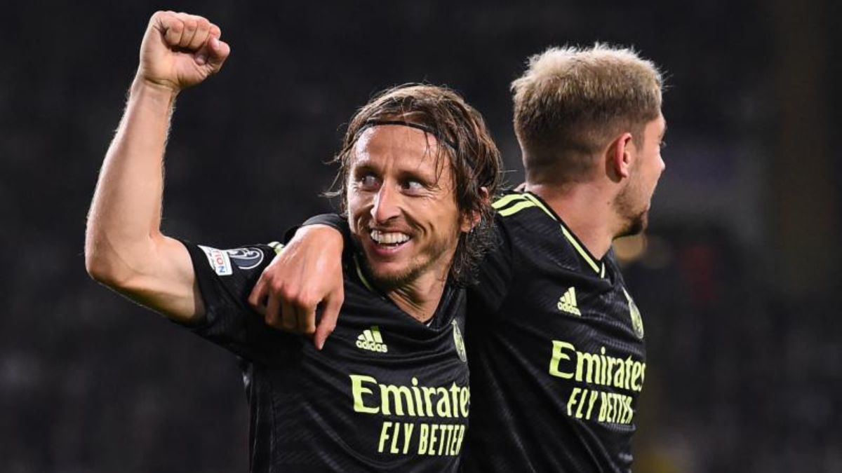Luka Modric, jugador del Real Madrid, alza el puño en señal de victoria