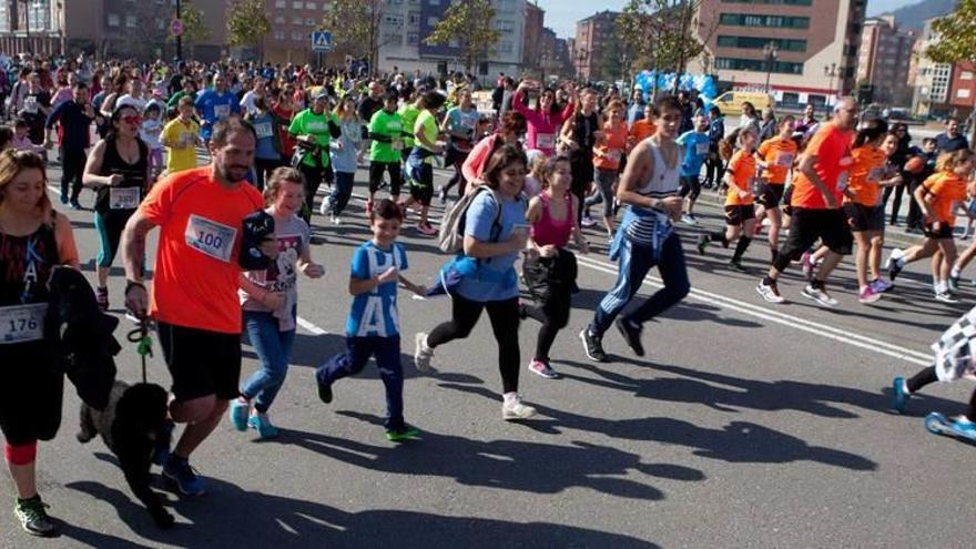 Participantes en la carrera &quot;Todos somos iguales&quot;, ayer, al mediodía, en La Corredoria.