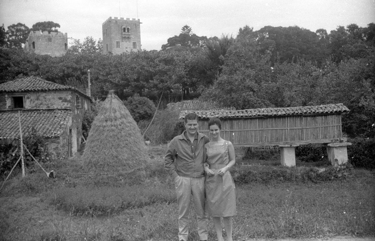 Una pareja posa en 1961 frente a la casa original y el antiguo hórreo.