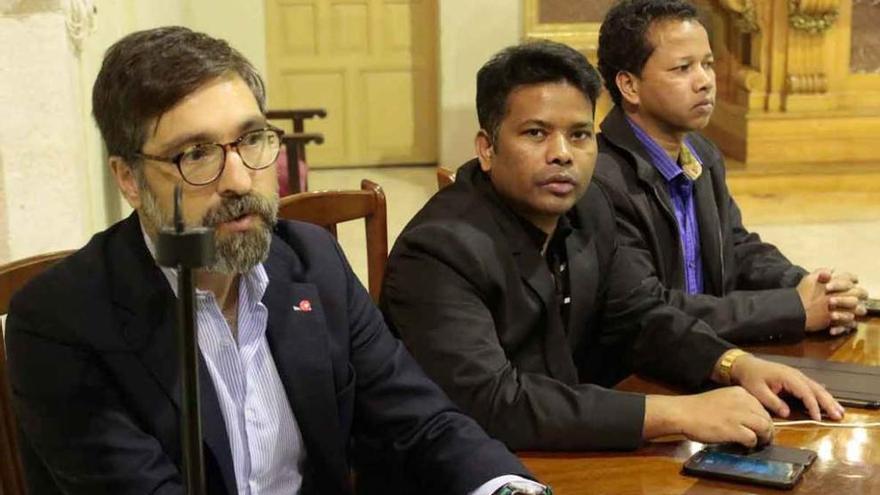 Religiosos hindúes durante su conferencia en Zamora.