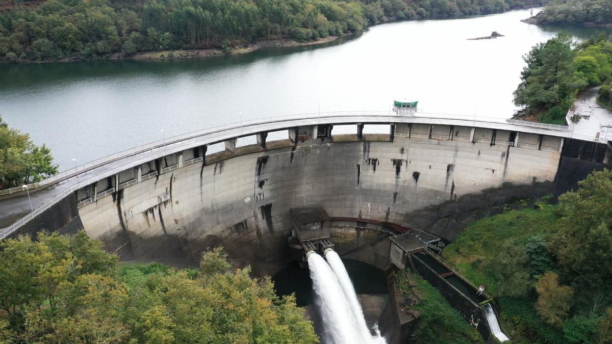 Vista aérea del embalse de Eiras, soltando agua en sus compuertas, en el mes de octubre.