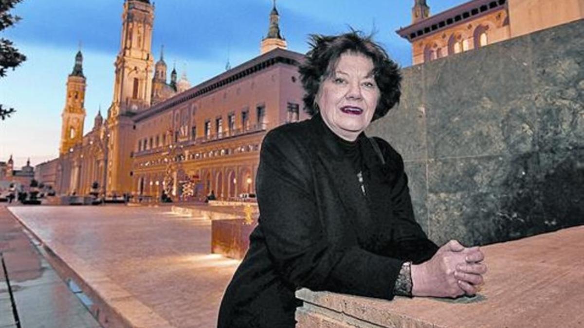 La escritora británica Anne Perry, el pasado martes, frente a la Basílica del Pilar de Zaragoza.