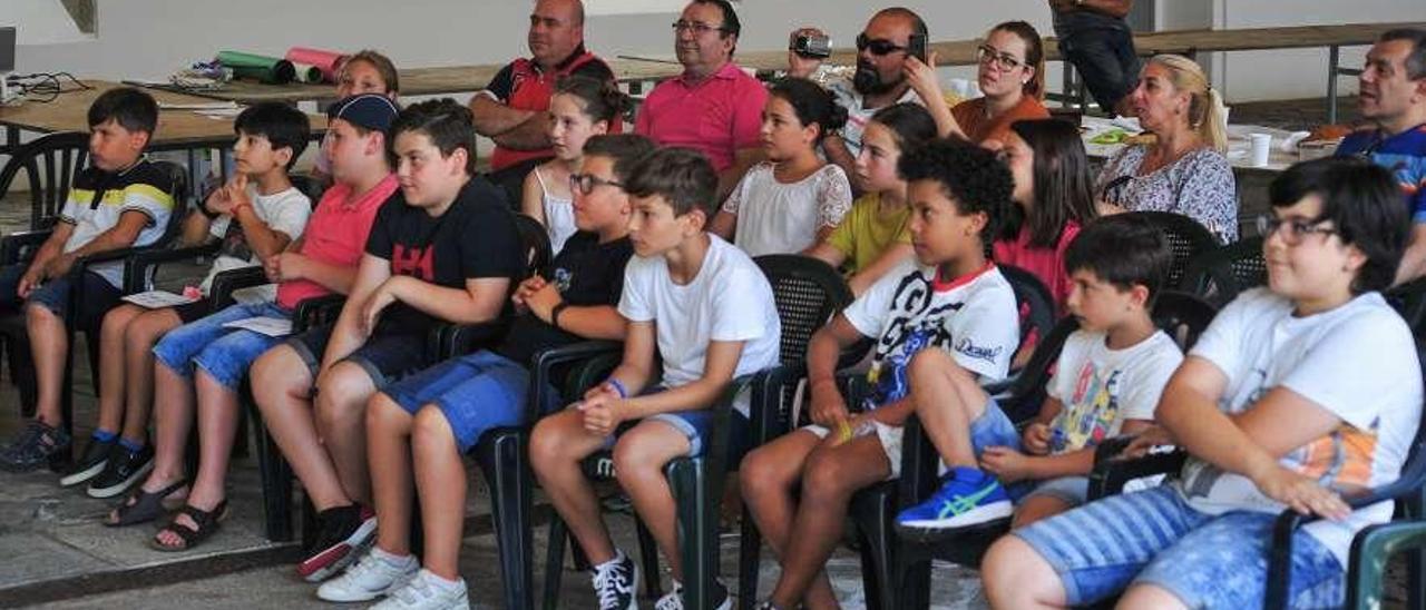 Los niños participantes en el campamento medioambiental de 8 a 11 años, ayer en A Peixería. // Iñaki Abella